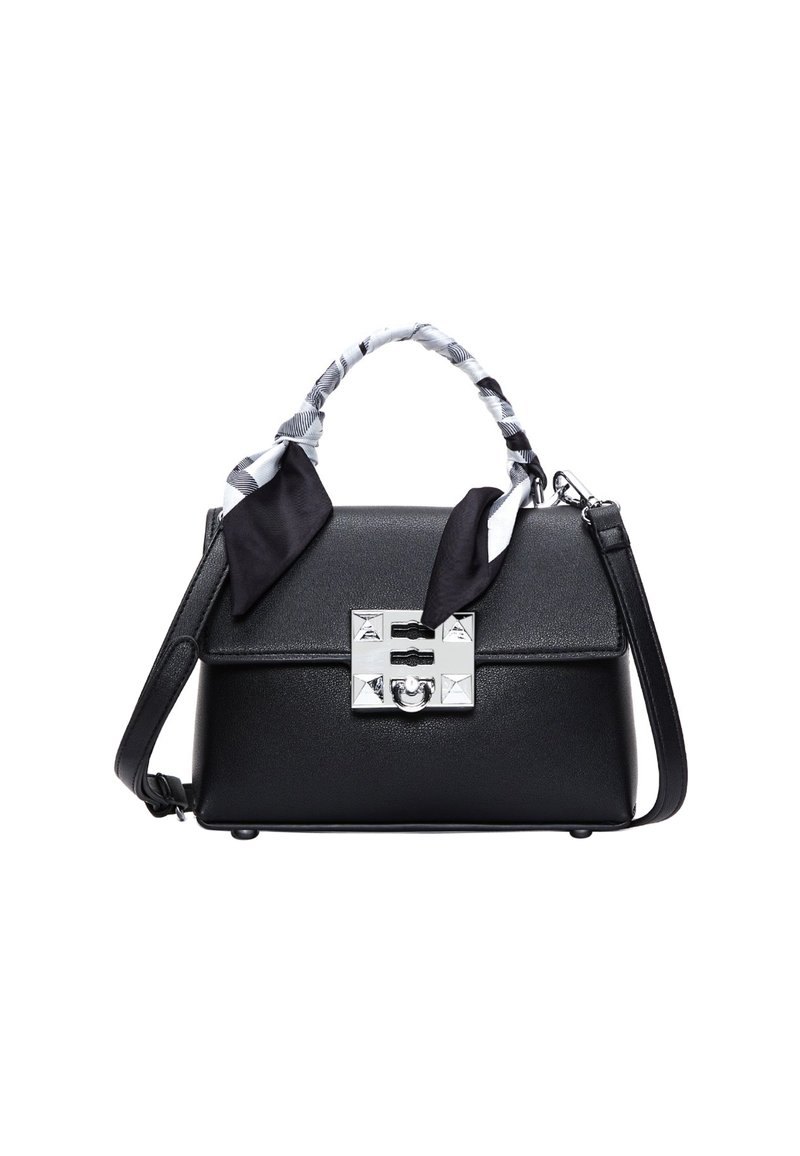 Bolso de mano de cuero negro con un diseño estructurado, herrajes plateados y un asa trenzada que presenta un acento de tela estampada. Incluye una correa de hombro desmontable.