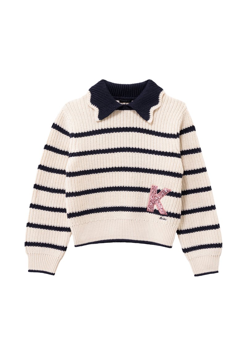 Gestreepte trui in beige en marineblauw, met een ribgebreide kraag en een sprankelende roze 'K' accent aan de voorkant. Gebreide textuur, cropped ontwerp.