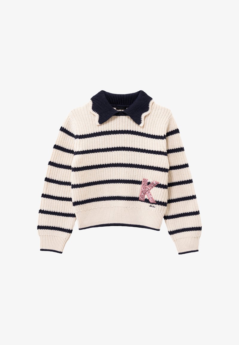 Gestreifter Pullover in Beigen und Marineblau mit einem gerippten Kragen und einem funkelnden pinken 'K' Akzent auf der Vorderseite. Stricktextur, verkürztes Design.