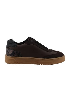 Zapatilla baja para hombre en marrón con cordones negros, parche trasero texturizado y suela gruesa de goma color tostado, vista de perfil lateral.
