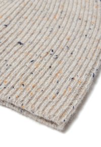 Beige geribbelde gebreide sjaal met meerkleurige spikkels in oranje en donkerblauw, met een zachte textuur en een omgevouwen rand.