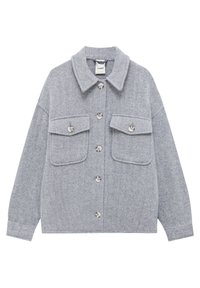 Veste boutonnée gris clair à motif chevron avec deux poches à rabat à l'avant et manches longues.