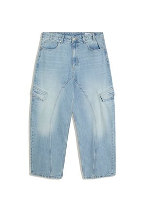Pantalon cargo en denim bleu clair avec poches avant, fermeture à boutons, passants de ceinture et détails de coutures sur les jambes sur fond blanc.