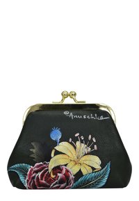 Zwarte leren clutch met bloemenschildering met gele lelie, rode roos en blauwe accenten; sluiting met gouden metalen klap; gladde textuur.