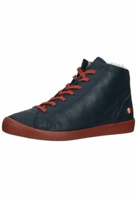 Zapatilla alta de cuero azul marino con cordones rojos, suela de goma y forro suave blanco. Presenta un diseño minimalista y una apariencia aerodinámica.
