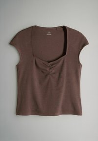 Brązowy prążkowany top z krótkim rękawem, kwadratowym dekoltem i marszczeniami na środku przodu. Miękka faktura, dopasowany krój.