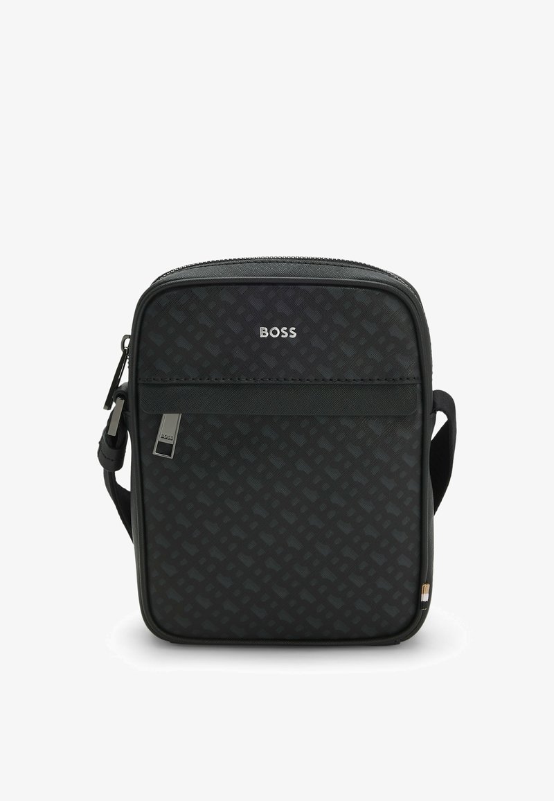 Borsa a tracolla nera con un motivo testurizzato, chiusura a zip e logo in argento. Presenta una tracolla regolabile e un taschino frontale.