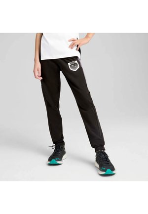 Pantalons de sport noirs avec une coupe ajustée, arborant un logo PUMA blanc sur la cuisse gauche et des rayures latérales violettes contrastantes. Texture de tissu douce.