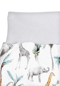 Tessuto di cotone con una vita grigia chiara, caratterizzato da una stampa a tema natura con giraffe, elefanti e fogliame tropicale in vari colori.