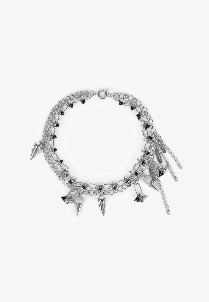 Zilveren meerlaagse ketting met spikes en hangers, een mix van kettingen en texturen, schitterende accenten en gevarieerde lengtes.