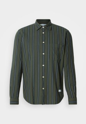 Camicia a maniche lunghe verde con righe verticali blu navy e bianche. Presenta una chiusura frontale con bottoni, colletto e una tasca singola sul petto.