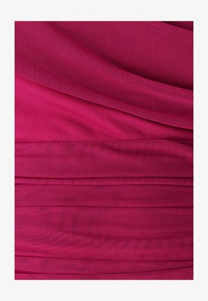 Fuchsia textiel met een structuur en geplooide delen, met een netachtige patroon en een zachte, rekbare uitstraling. Glad oppervlak zichtbaar.