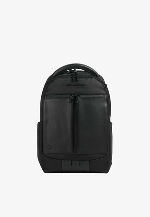 Zaino nero realizzato in tessuto e pelle. Caratterizzato da un design snello, doppie tasche con zip e una maniglia imbottita.