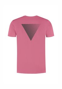 Rosa Baumwoll-T-Shirt mit kurzen Ärmeln. Auf der Rückseite befindet sich ein schwarzes dreieckiges Muster mit diagonalen Streifen. Glatte Textur und normale Passform.