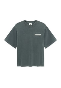 Czarnoszary bawełniany t-shirt z krótkim rękawem, okrągłym dekoltem i postarzanym wykończeniem. Z przodu znajduje się logo "Double V" w białym kolorze. Tył gładki.