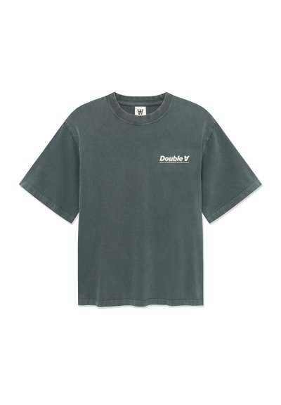 T-shirt in cotone grigio scuro con maniche corte, collo a giro e finitura usurata. La parte frontale presenta il logo "Double V" in bianco. Schiena semplice.