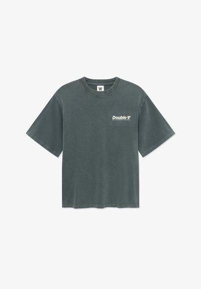 T-shirt in cotone grigio scuro con maniche corte, collo a giro e finitura usurata. La parte frontale presenta il logo "Double V" in bianco. Schiena semplice.