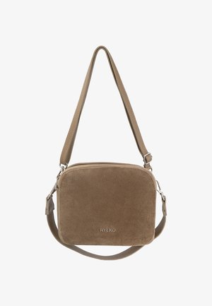 Prostokątna torba zamszowa w kolorze taupe z odczepianym paskiem. Z przodu znajduje się srebrne logo. Gładka faktura, zamek błyskawiczny, minimalistyczny design.