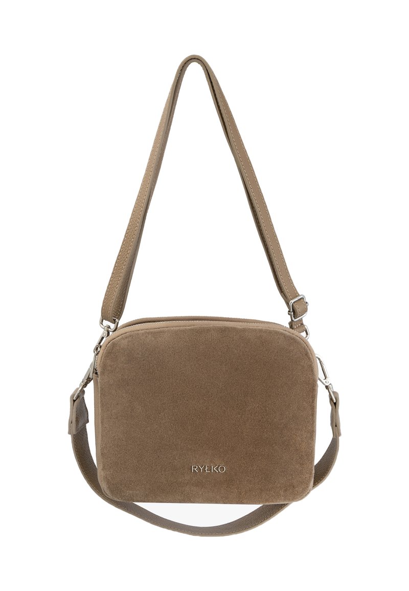 Rechthoekige taupe suède handtas met een afneembare schouderriem. De voorkant heeft een zilveren logo. Gladde textuur, ritssluiting, minimalistisch ontwerp.