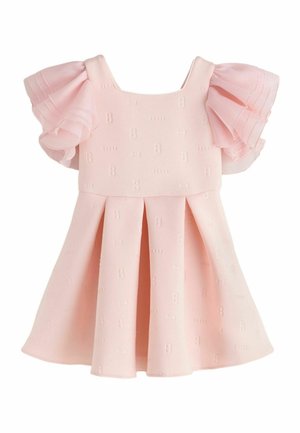 Hellrosa Kleinkindkleid mit gepufften kurzen Ärmeln und eingeprägten Mustern mit "B" und Schleifen auf strukturierter Stoffoberfläche.