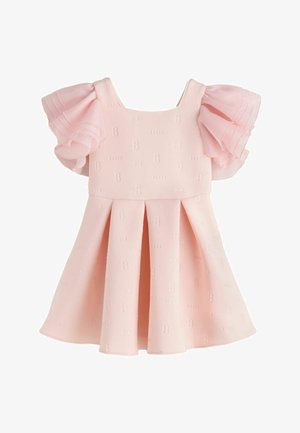 Hellrosa Kleinkindkleid mit gepufften kurzen Ärmeln und eingeprägten Mustern mit "B" und Schleifen auf strukturierter Stoffoberfläche.