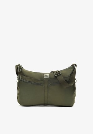 Bolso cruzado en verde oliva hecho de nylon duradero. Cuenta con dos bolsillos con cremallera, una correa ajustable y un acabado texturizado.