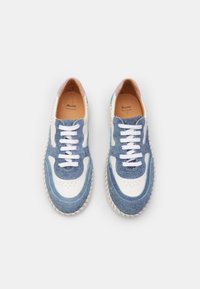 Sneaker in pelle blu e bianca con finitura in suede, presentano lacci bianchi rotondi, un'area per le dita traspirante e una suola testurizzata.