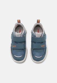 Blaue Kinderschuhe mit Klettverschlüssen, aus Meshgewebe und Gummisohlen. Mit grauen Akzenten und einer Zuglasche mit orangen Streifen.