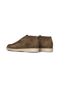 Bruine suède instap schoenen met een ronde neus, voorzien van een lichtgekleurde rubberen zool en minimale stikdetails.
