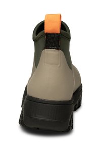 Wodooporne buty z beżowym syntetycznym materiałem, zielonymi akcentami, teksturowanym obcasem i pomarańczową pętelką. Czarna gumowa podeszwa z bieżnikiem.
