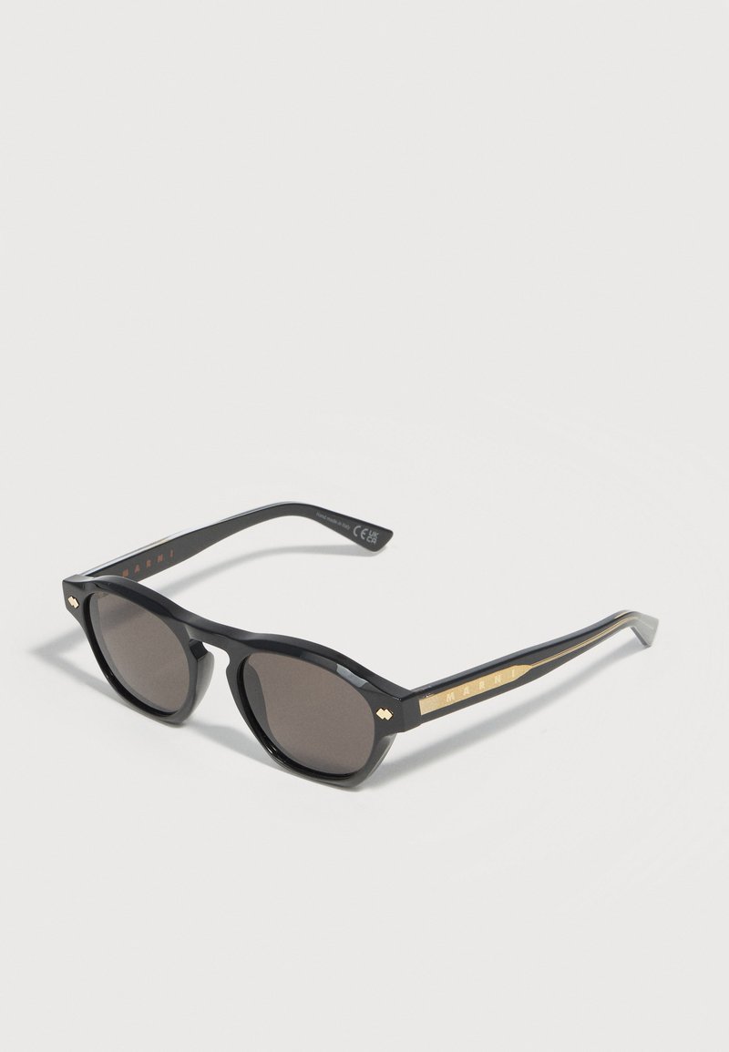 Schwarze Marni-Sonnenbrille mit abgerundeten rechteckigen dunklen Gläsern und goldenen Details an den Bügeln, auf einer weißen Oberfläche präsentiert.
