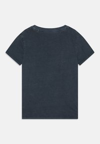 Tmavě modré tričko s krátkým rukávem a kulatým výstřihem, vyrobené z měkké bavlny. Materiál má hladkou texturu s minimálním množstvím švů.