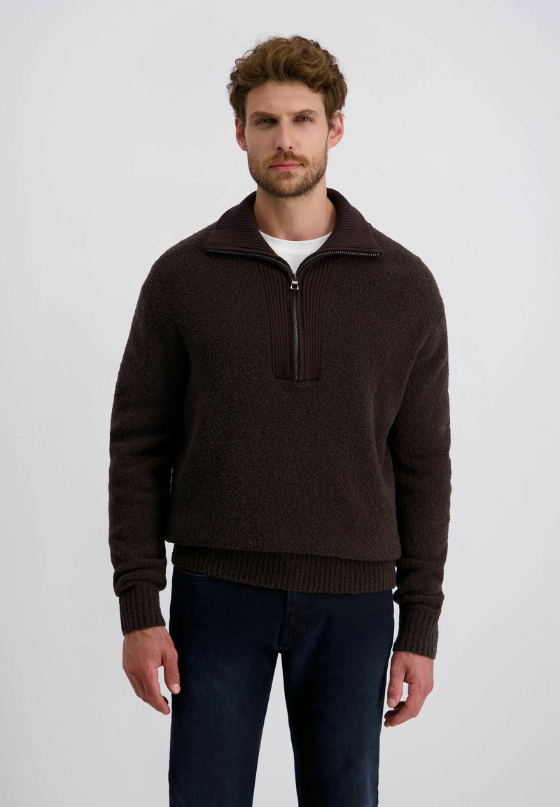 Bruine fleece pullover met een hoge kraag en een halve rits aan de voorkant. Beschikt over geribbelde details op de kraag en manchetten, en heeft een relaxed fit.