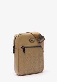 Borsa a tracolla beige realizzata in materiale testurizzato con motivi geometrici, dotata di tasca con zip, tracolla regolabile e dettagli con logo.