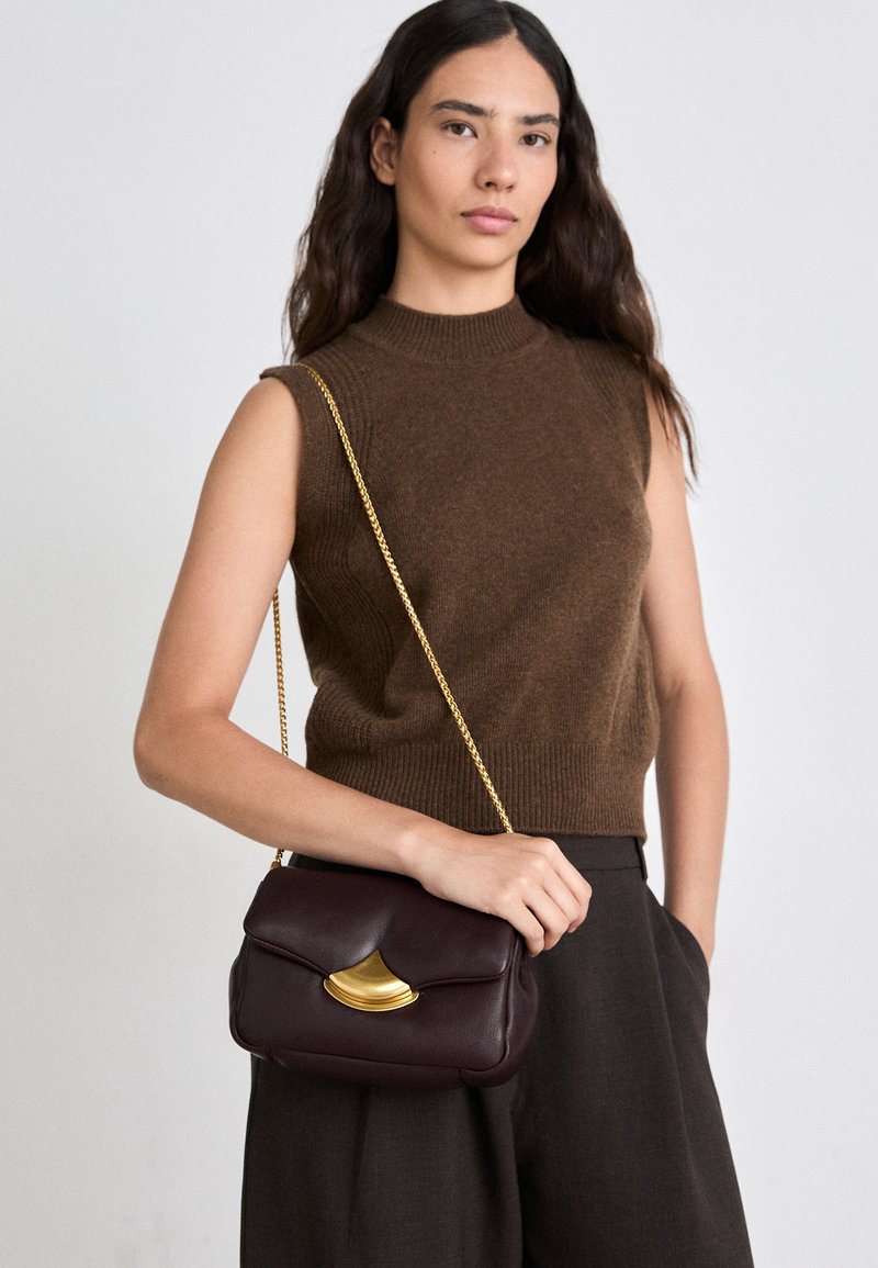 sessùn DIVILUZ PUFFY Sac bandoulière deeplum/bordeaux