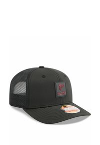 Casquette de baseball noire avec des panneaux en filet sur les côtés, arborant un patch du logo rouge des Atlanta Falcons à l'avant et une fermeture à l'arrière réglable.