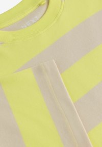 RELAXED FIT CREW NECK - Camiseta estampada - yellow ecru