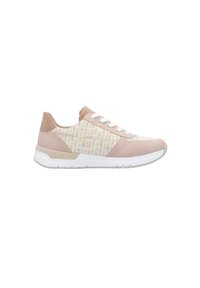 Sneaker rosa chiaro con tomaia in tessuto testurizzato, lacci bianchi e suola in gomma bianca con un pannello di accento sottile.