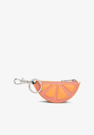 Llavero con monedero con cremallera en forma de media rodaja de fruta naranja, con cierre plateado y anillo metálico.