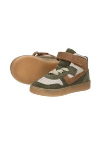 Hoge kinderschoenen met groene suede en witte leren panelen, bruine band en accenten, met een gestructureerde rubberen zool.