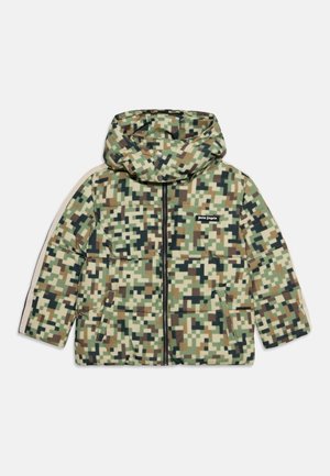 Veste matelassée avec capuche, motif camouflage pixellisé vert, marron et beige, fermeture éclair et poches à l'avant.