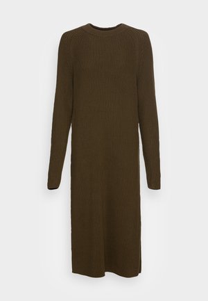 Robe en maille côtelée vert olive foncé, avec manches longues, encolure ronde et fentes latérales pour faciliter les mouvements. Texture douce.