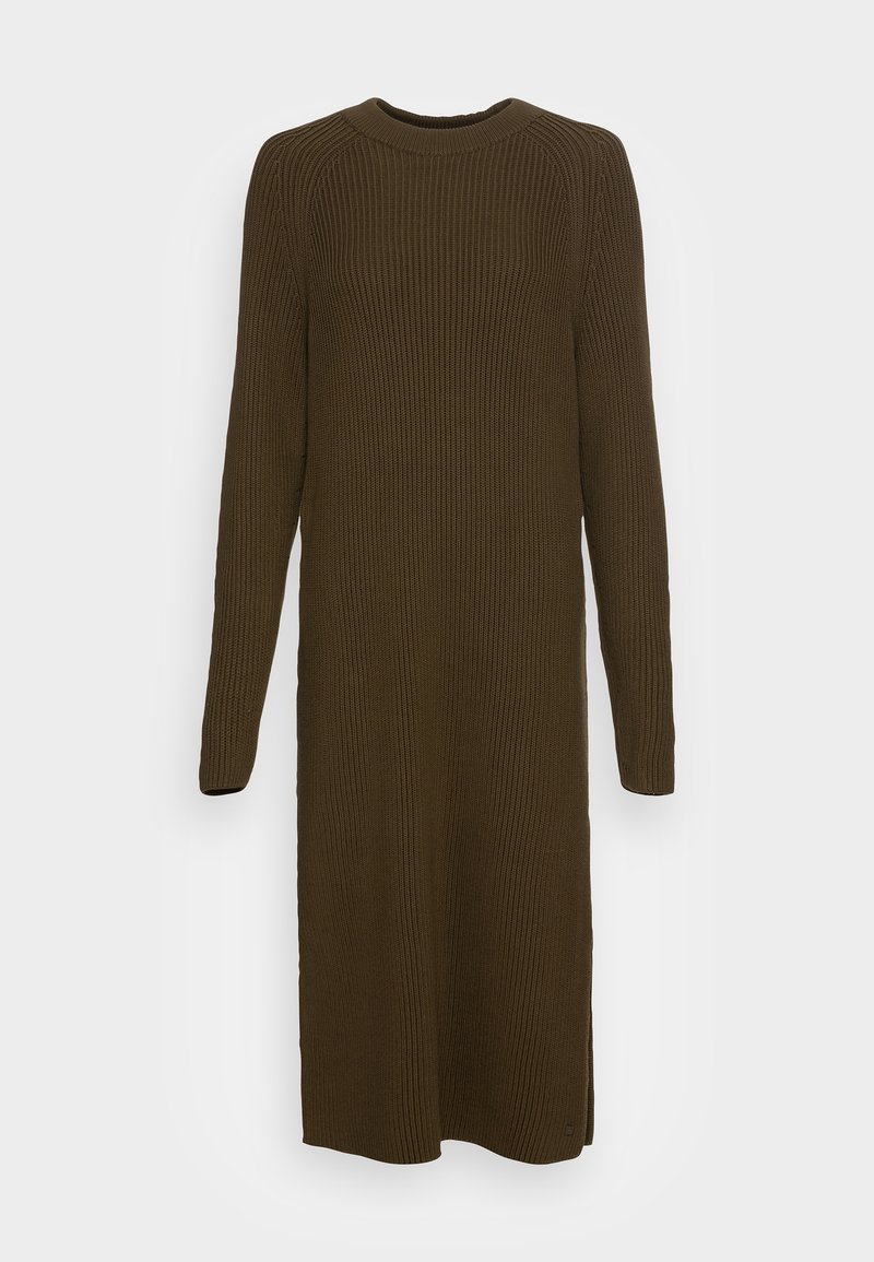 Robe en maille côtelée vert olive foncé, avec manches longues, encolure ronde et fentes latérales pour faciliter les mouvements. Texture douce.