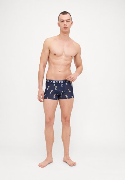 Boxeri navy cu un model jucăuș de figurine de desene animate. Realizați dintr-un material moale, cu un cureaua elastică inscripționată "POLO RALPH LAUREN".