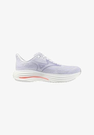 Des chaussures de sport violettes claires avec un dessus texturé, une semelle blanche et un accent orange sur le côté. Design à lacets avec un talon renforcé.