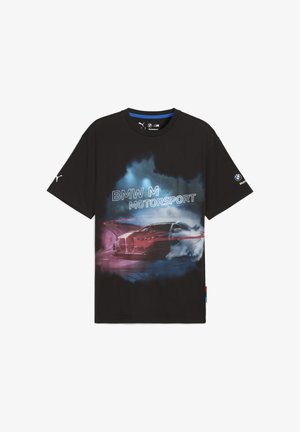 Zwarte t-shirt met een grafisch ontwerp van een BMW raceauto omgeven door rook, met de tekst "BMW M MOTORSPORT" in vetgedrukte, verlichte letters.