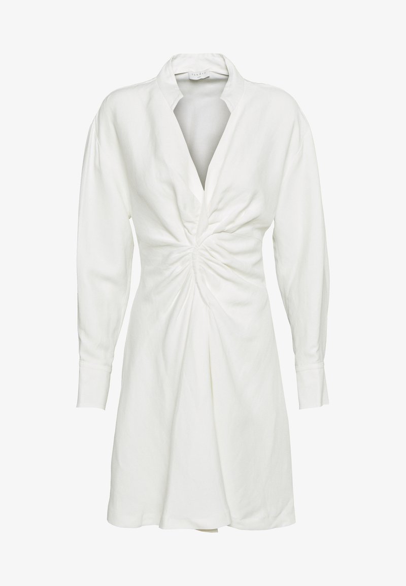 Bílá dlouhá šaty s hlubokým výstřihem do V, nařasením v pase a mírně rozšířenou sukní.