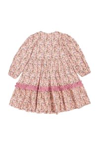 Květinové šaty s růžovou látkou a malými květy, dlouhými rukávy, nařaseným živůtkem a volánkovým lemem v sladěné růžové barvě.