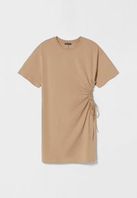Beżowa sukienka t-shirtowa z krótkimi rękawami, marszczeniem po bokach z regulowanymi troczkami, wykonana z miękkiej bawełnianej tkaniny.