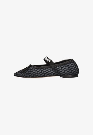 Zapato plano negro con puntera puntiaguda, patrón de rejilla tipo panal, tacón pequeño y correa elástica con texto blanco "HMNH".